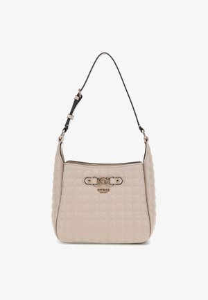 Béžová prešívaná kabelka s okrúhlym tvarom, čierny ramenný popruh, kovové kovanie a detail loga na prednej strane. Hladká textúra.