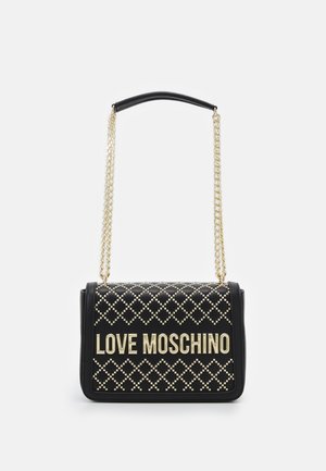 Sac à main matelassé noir avec des clous dorés et le lettrage "LOVE MOSCHINO", doté d'une bandoulière chaîne dorée avec un coussinet d'épaule en cuir noir.