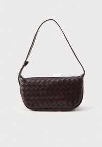 Bolsa de ombro em pele trançada na cor castanho escuro, com forma curva, alça ajustável e acabamento suave. Design compacto sem hardware visível.