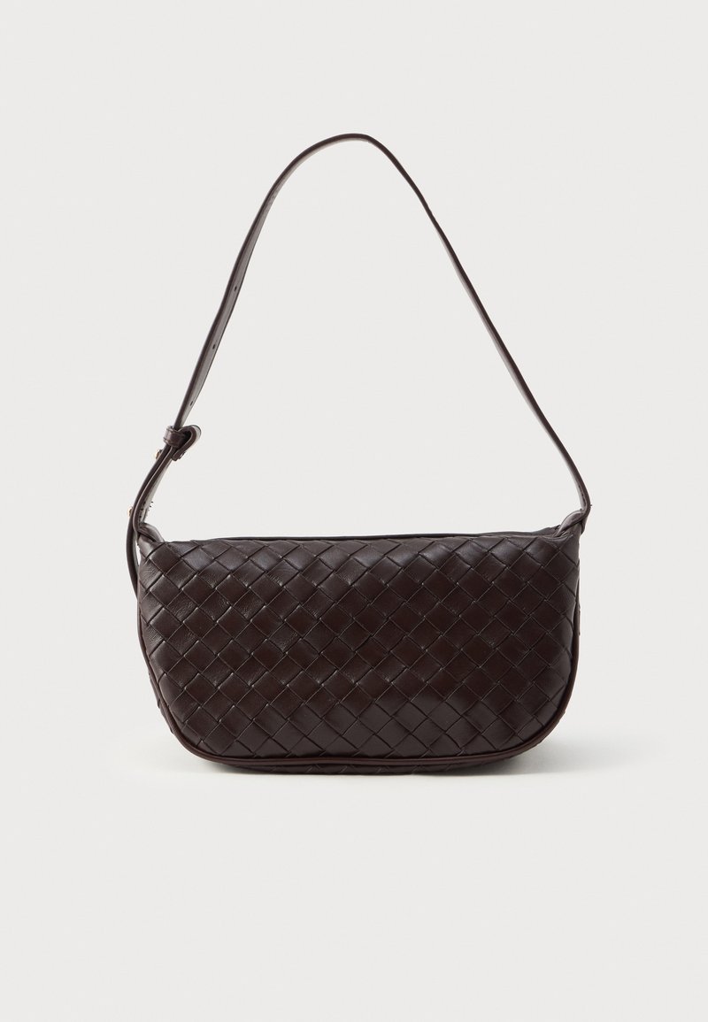 Bolsa de ombro em pele trançada na cor castanho escuro, com forma curva, alça ajustável e acabamento suave. Design compacto sem hardware visível.