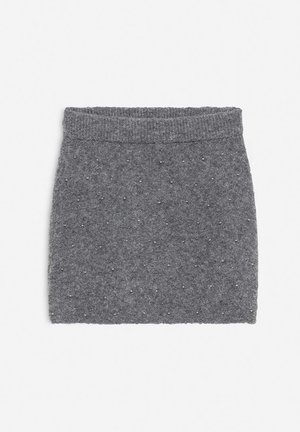 Grijze gebreide minirok met een geribde elastische tailleband, versierd met verspreide metalen kraalaccenten voor textuur en visuele interesse.