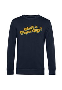 Sudadera de manga larga azul marino con cuello redondo. Presenta texto amarillo y naranja que dice "¡Ten un día Pepsi!" en una fuente divertida.