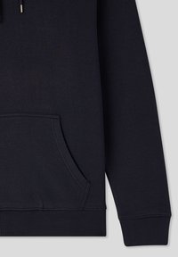 Felpa scura in navy con tasca a marsupio, polsini e orlo a costine. Realizzata in tessuto morbido con una trama liscia e cappuccio con cordino.