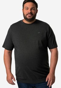 Dunkelgraues T-Shirt mit kurzen Ärmeln und rundem Ausschnitt, mit einem kleinen Logo auf der linken Brust, aus einem weichen, strukturierten Stoff gefertigt.