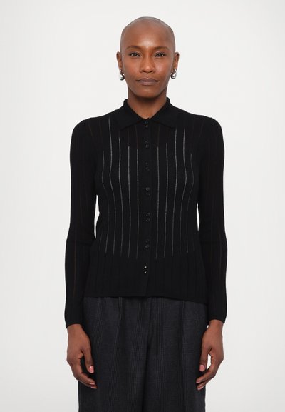 Cardigan negru cu striuri, cu guler, care prezintă accente verticale în dungi gri și închidere cu butoane. Textură moale, design ajustat.