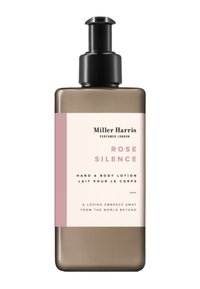 Braune Pumpflasche mit einem Creme-Etikett. Das Etikett zeigt den Produktnamen "Rose Silence" in Pink, mit Details zur Lotion.