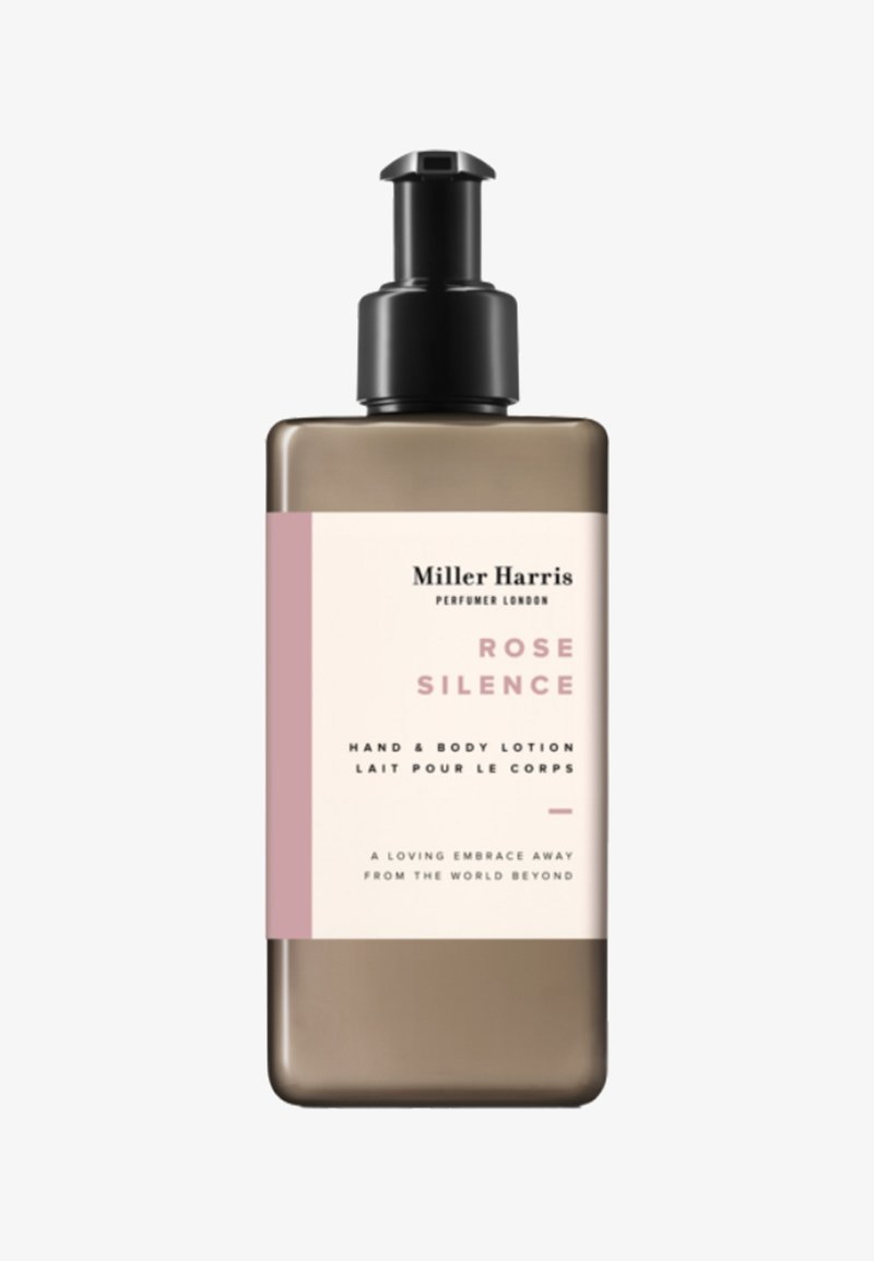 Braune Pumpflasche mit einem Creme-Etikett. Das Etikett zeigt den Produktnamen "Rose Silence" in Pink, mit Details zur Lotion.