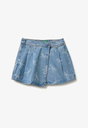 Blauer Jeansrock mit Falten, Knopfverschluss und weißen abstrakten Schleifenmustern auf weißem Hintergrund.