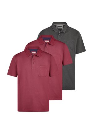 Trzy krótkie koszulki polo z guzikami i kieszeniami na piersi, dwie w kolorze czerwonym i jedna w ciemnoszarym, ułożone nakładając się na białym tle.