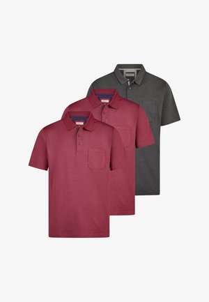 Drei kurzärmelige Poloshirts mit Knopfleisten und Brusttaschen, zwei in Rot und eines in Dunkelgrau, überlappend auf weißem Hintergrund angeordnet.