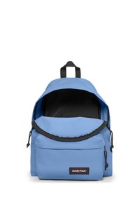 Světle modrý batoh s černým interiérem, obdélníkový tvar, horní klopa, přední kapsa na zip a černá nášivka s logem. Viditelné nastavitelné popruhy.