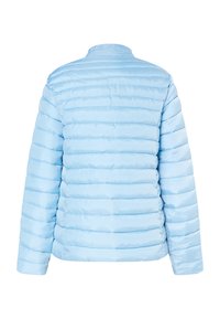 Lys blå pufferjakke med vandrette quiltede linjer, stående krave og glat, skinnende tekstur. Ingen synlig hardware eller accenter.