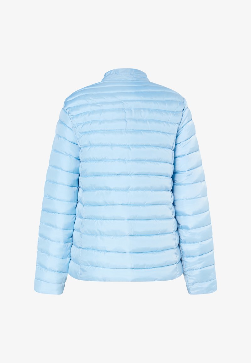 Lys blå pufferjakke med vandrette quiltede linjer, stående krave og glat, skinnende tekstur. Ingen synlig hardware eller accenter.