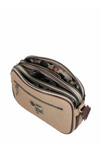 Bolso cruzado beige con exterior texturizado, múltiples compartimentos con cremallera y forro interior estampado. Incluye detalles en hardware plateado.