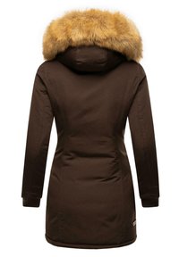 Smeđa parkas jakna s odvojivom žutom krznom obloženom kapuljačom, dugim rukavima, rebrastim manžetama i blago sužavljenim dizajnom u struku.