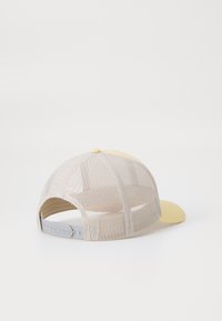 De pet heeft een gele voorkant, een ademende mesh achterkant en een verstelbare grijze band. Rond formaat met een gebogen klep. Geen patronen of accenten.
