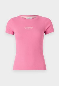 Rosa geripptes T-Shirt mit figurnaher Passform, rundem Ausschnitt und kleinem "Guess Jeans"-Logo in Weiß auf der Brust.