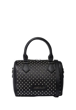 Borsa a mano in pelle nera con borchie argento, doppi manici, tracolla e il nome del marchio Marc Ellis sul davanti.