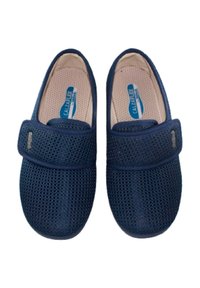 Zapatillas de malla azul marino con forma redondeada, que cuentan con una correa de velcro ajustable, diseño transpirable y plantilla texturizada para mayor comodidad.