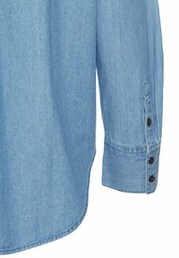  Lichtblauwe denim shirt met een puntige kraag, lange mouwen met knoopmanchetten en een afgeronde zoom. De textuur lijkt glad en geweven te zijn.
