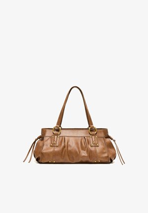Sac à main en cuir marron avec double poignée, ferrures dorées et pampilles latérales, présenté sur fond blanc.