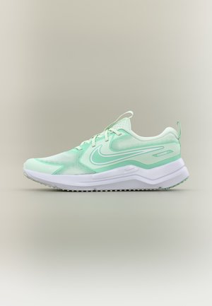 Világoszöld és fehér Nike futócipő hálós felsőrésszel, fűzőkkel és párnázott talppal, oldalról látható semleges háttéren.
