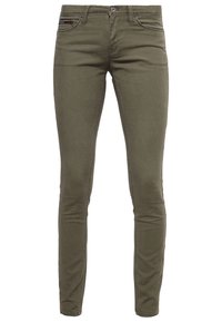 Pantalon slim pour homme vert olive avec poches avant et arrière, fermeture par boutons et passants pour ceinture.