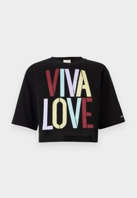 Juodas trumpas marškinėliai su ryškiu „VIVA LOVE“ grafiniu užrašu raudona, geltona, mėlyna ir šviesiai purpurine spalvomis. Trumpi rankovės ir apvali iškirptė.