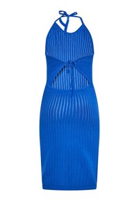 Blaues Rippkleid mit einem Halternahenausschnitt und Ausschnitten an den Seiten, versehen mit einem Bindedetail im Rücken und einer taillierten Silhouette.