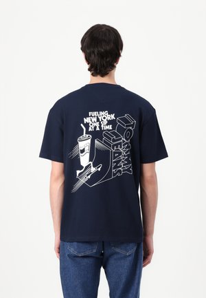 Námornícky bavlnený tričko s krátkymi rukávmi, s bielou potlačou grafického textu a ilustrácií na zadnej strane, vrátane prvkov s nápojmi a skateboardom.