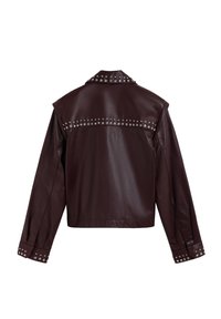 Donkerbruine leren jas met lange mouwen, zilveren studs op de kraag, de bovenrug en de manchet, weergegeven vanaf de achterkant op een witte achtergrond.