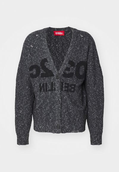 Grau gesprenkelte Strickjacke aus gestricktem Stoff, mit tiefem V-Ausschnitt, zwei Knöpfen und großen schwarzen Buchstaben auf der Vorderseite.