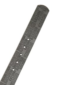 Correa de cuero negro con texto y logotipos en relieve, con múltiples agujeros de ajuste y un extremo redondeado para un cierre seguro.
