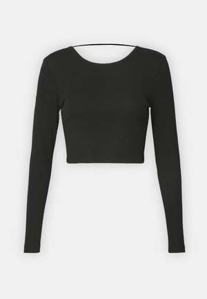 Črn dolgrokavni crop top z okroglo ovratnikom in gladkim materialom. Ima preprost dizajn brez vzorcev ali okrasnih elementov.