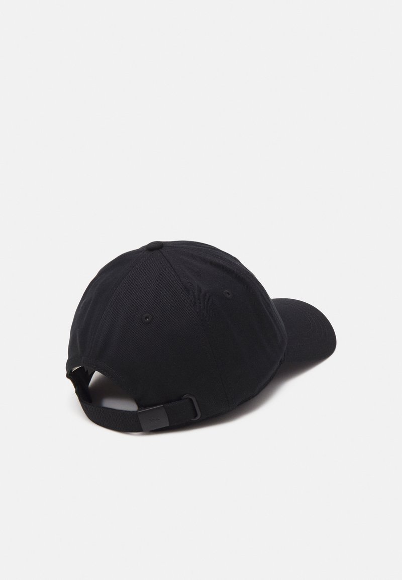 Gorra de béisbol negra con visera curva, correa ajustable en la parte trasera y tela texturada. Mostrada desde el ángulo trasero.