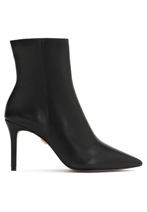 Stivale alla caviglia in pelle nera con punta affusolata, alto tacco a stiletto e superficie liscia. Le cuciture decorano il retro.