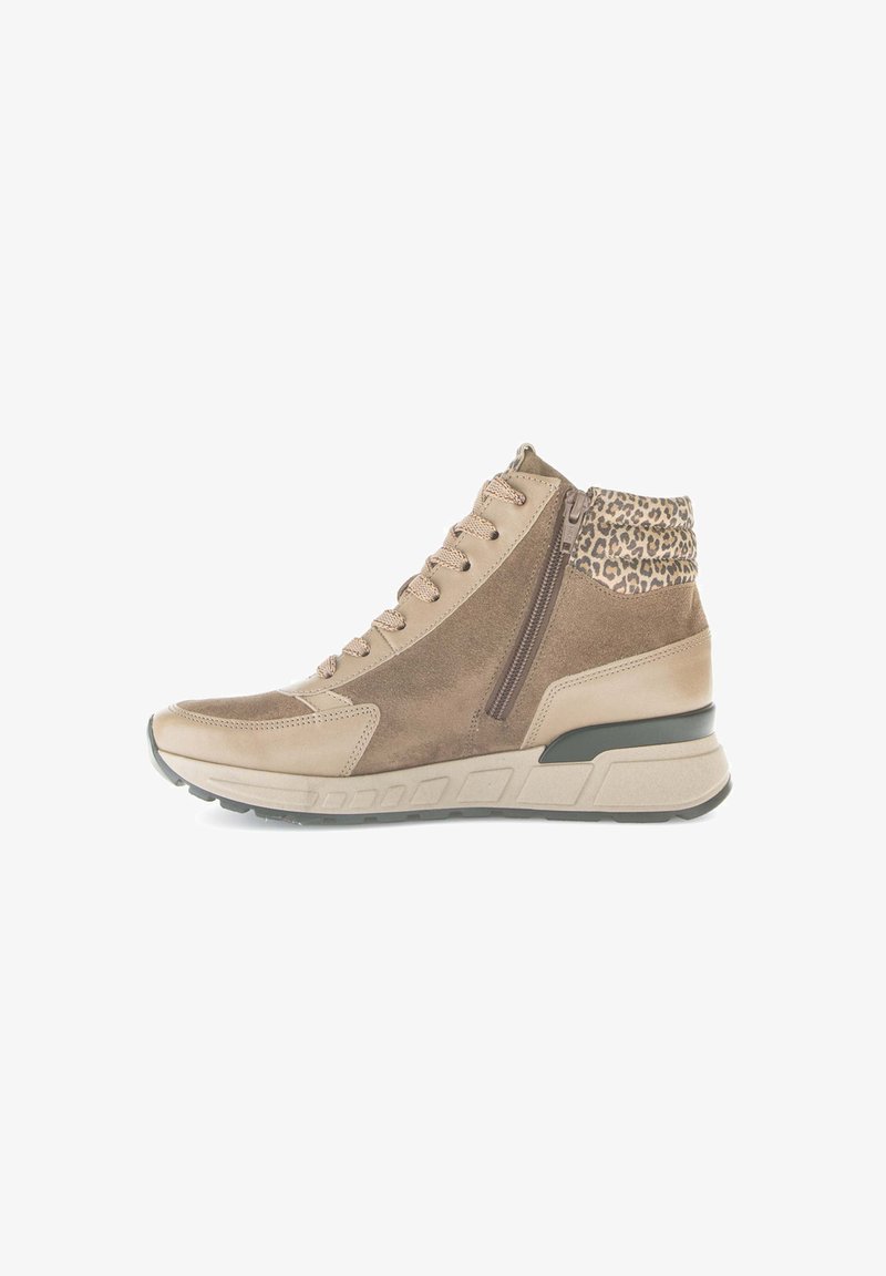 Zapatilla de alta en ante y cuero beige con cuello de estampado de leopardo, cremallera lateral, cordones y suela gruesa.