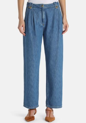 Svetlo modre jeans hlače z visokim pasom, naborki spredaj in stranskimi žepi. Imajo gumbe v zlati barvi in ožje manšete.