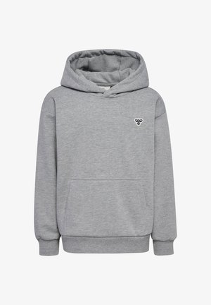To smilende børn iført matchende grå hættetrøjer og joggingbukser, stående side om side mod en ensfarvet baggrund.