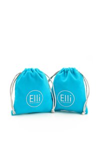 Blå snørebåndsposer lavet af blødt stof, med hvide cirkulære logoer med "Elli" tekst. To poser vist side om side.