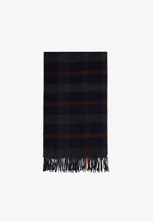 Bufanda de cuadros en azul marino oscuro y verde con acentos en naranja. Hecha de material suave, presenta bordes desflecados, forma rectangular y patrón a cuadros.