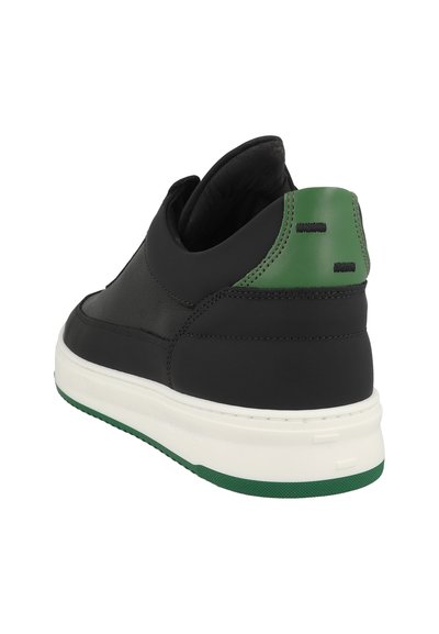 Svart lädersneaker med gröna hälakcenter, vit och grön gummisula, rund tå, vadderad krage och kontrasterande sömmar.