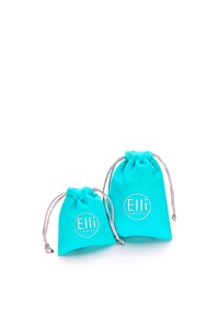 Türkise Stoffbeutel mit Kordelzug in zwei Größen, mit silbernen Akzenten und einem runden Logo, das "Elli WE ♥ JEWELS" liest. Glatte Textur.