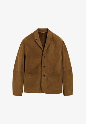 Giacca in suede marrone con rever a punta, tre bottoni frontali e due tasche applicate. Presenta una vestibilità comoda e una texture liscia.