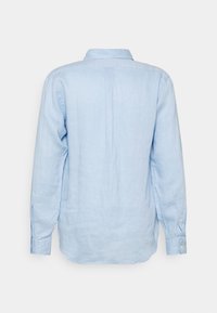 Světlomodrá lněná košile s dlouhými rukávy, s límečkem, zapínáním na knoflíky na manžetách a rovým střihem se záševkem na zádech pro větší pohodlí.