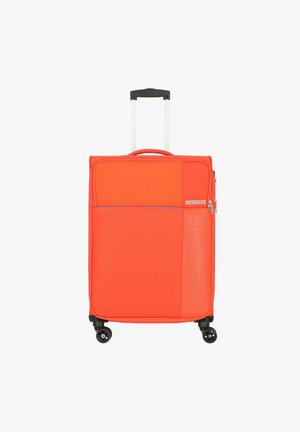 Maleta blanda de color naranja con un acabado texturizado, cierre de cremallera, mango telescópico y cuatro ruedas giratorias para una fácil movilidad.