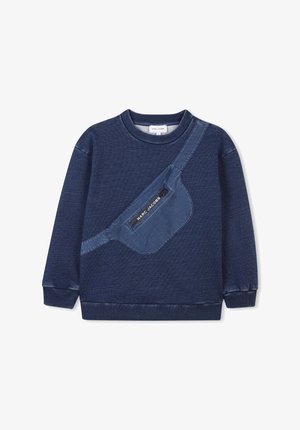Felpa blu navy in tessuto texture, maniche lunghe e una tasca diagonale in denim con logo. Collo e polsini a coste.