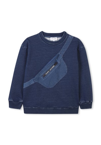 Sweatshirt bleu marine avec un tissu texturé, des manches longues et une poche en denim diagonale avec un logo. Col et poignets côtelés.