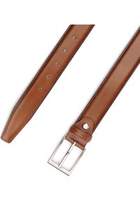 Bruine leren riem met een gladde textuur, zilveren vierkante gesp en versterkte stiksels langs de randen. Verstelbaar met meerdere gaatjes.