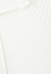 Beli pleteni pulover z rebrastim ovratnikom in teksturo, z vidnimi šivi po celotni površini. Preprost, eleganten dizajn.